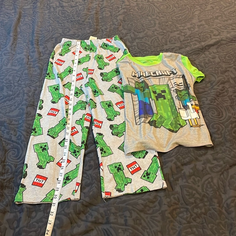 Kids Minecraft Green and Gray PJ’S  Set.   T-Shirt Size 8 . Pants Size 10